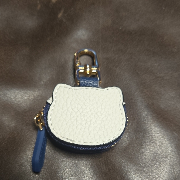 Hello Kitty White and Red Coin Purse Keychain - Picture 2 of 7